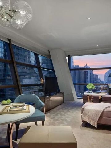Luxuriöse Suite mit Panoramafenstern und urbaner Aussicht