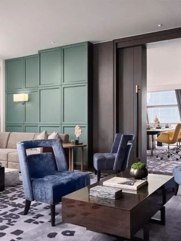 Geschmackvoll eingerichtetes Wohnzimmer einer Suite