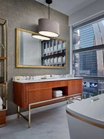 Modernes Badezimmer mit großer Fensterfront und Stadtblick