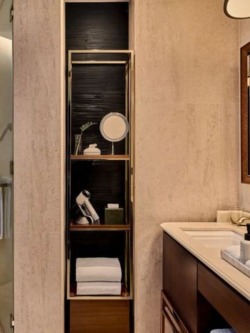 Elegantes Badezimmerdesign mit hochwertigen Materialien