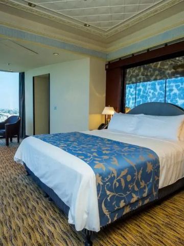 Luxuriöses Hotelzimmer mit großem Bett und weitem Blick auf das Meer