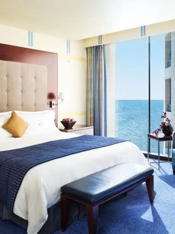 Geräumiges Zimmer mit modernem Design und Meerblick