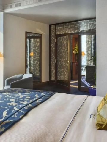 Helles Zimmer mit Blick auf den Balkon und stilvoller Dekoration.