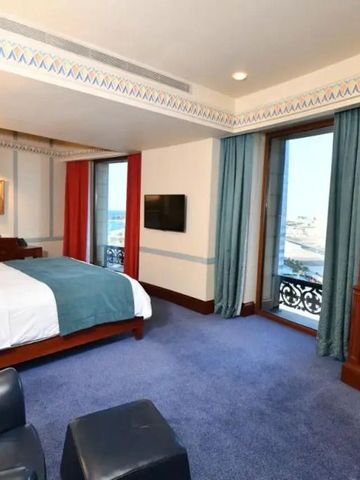 Geräumiges Zimmer mit Holzmöbeln und großem Fenster mit Aussicht.