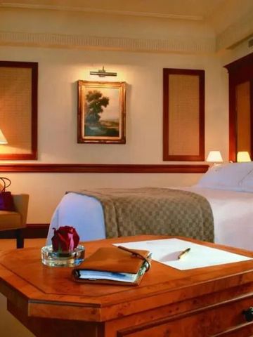 Gemütliches Zimmer mit warmer Beleuchtung und klassischer Kunst an der Wand.