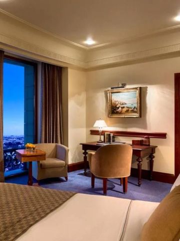 Elegantes Hotelzimmer mit modernem Design und Ausblick auf die Stadt