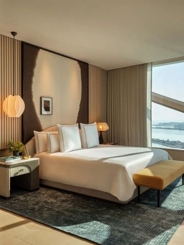 Luxuriöses Zimmer im Hotel mit großem Bett und Panoramafenster