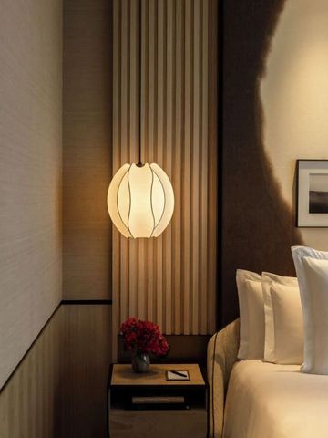Detailaufnahme von Lampen und Dekoration in einem stilvollen Hotelzimmer