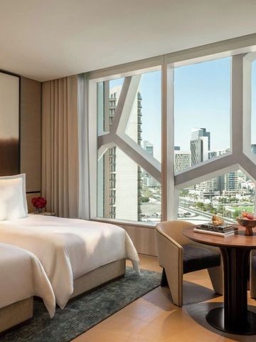 Hotelzimmer mit Doppelbett und Fenster mit Stadtblick