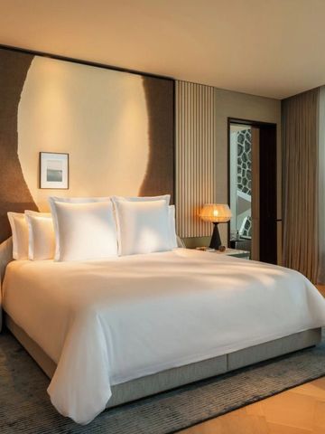 Geräumiges Hotelzimmer mit elegantem Design und großer Fensterfront