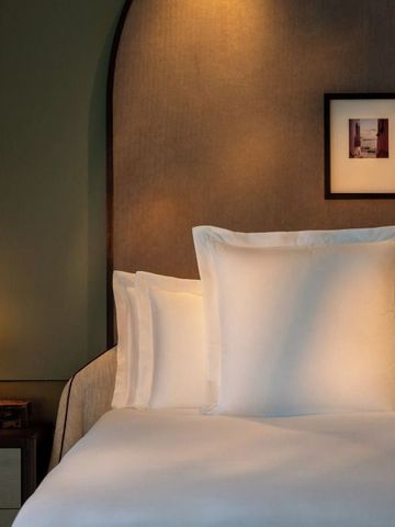 Luxuriöses Hotelzimmer mit stilvollem Wandbild und seitlicher Beleuchtung