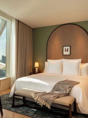 Helles Hotelzimmer mit großem Fenster und luxuriösem Bett