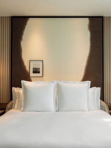 Elegantes Hotelzimmer mit stilvoller Beleuchtung und Kunst an der Wand