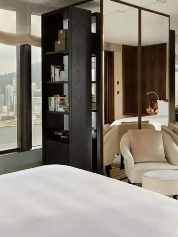 Elegantes Hotelzimmer mit Panoramablick auf die Stadt