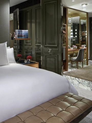 Hochwertig eingerichtetes Hotelzimmer mit Blick ins moderne Badezimmer