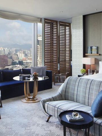 Modernes Hotelzimmer mit Stadtblick und eleganter Einrichtung