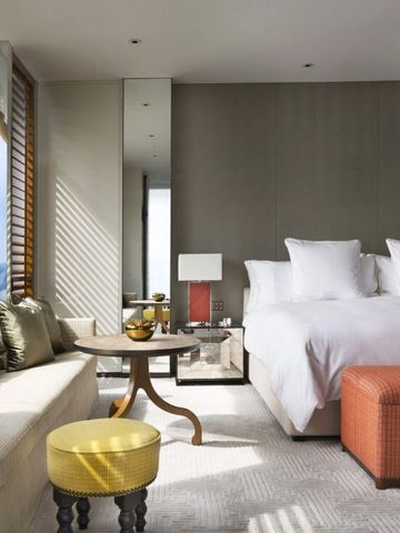 Luxuriöses Hotelzimmer mit Panoramafenstern und stilvoller Sitzecke