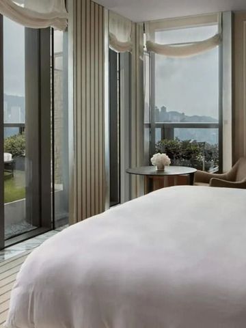 Helles Schlafzimmer mit Zugang zu einem privaten Balkon und Aussicht