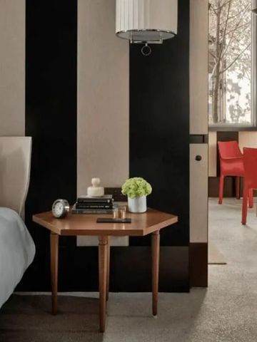 Modernes Hotelzimmer mit stilvoller Einrichtung und Sicht auf Innenhof