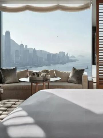 Luxuriöses Zimmer mit Panoramablick auf Hong Kongs Skyline und Hafen.