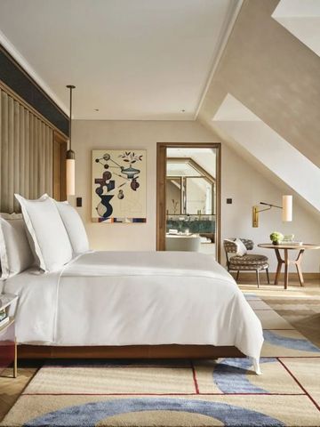 Exklusives Hotelzimmer mit moderner Dekoration und komfortablem Bett.