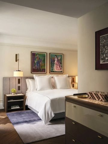 Elegantes Hotelzimmer mit Doppelbett und Kunstwerken an der Wand