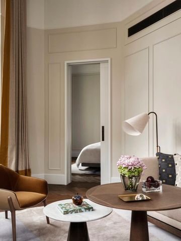 Elegante Sitzecke in einem Hotelzimmer mit Designermöbeln