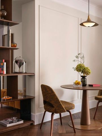 Moderne Loungeecke mit stilvollem Dekor und Bücherregal