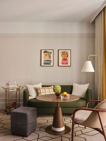 Elegant gestaltetes Wohnzimmer mit grüner Couch und stilvollem Tisch