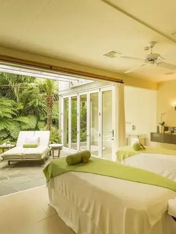 Exklusiver Spa-Bereich mit Massagetischen und direktem Zugang zum Garten