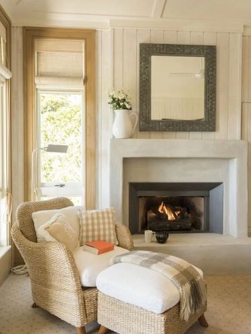 Wohnbereich mit Kamin und gemütlichen Sitzgelegenheiten