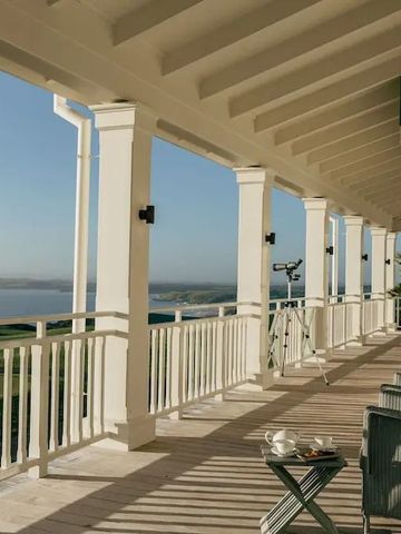 Weitläufige Terrasse mit Meerblick unter blauem Himmel