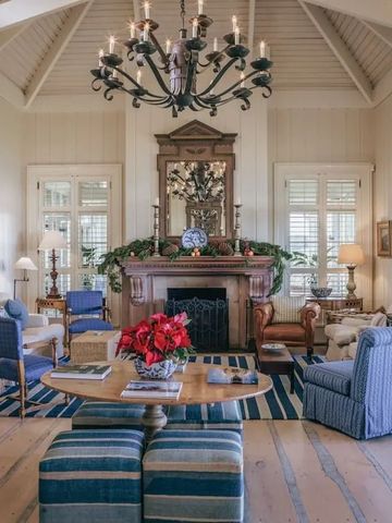 Luxuriös eingerichtete Hotel-Lounge mit Kamin und Kronleuchter