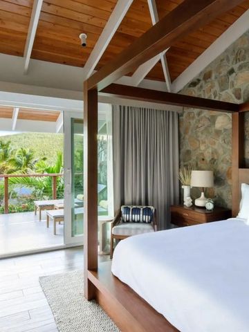 Luxuriöse Suite mit Himmelbett und Terrasse mit Meerblick