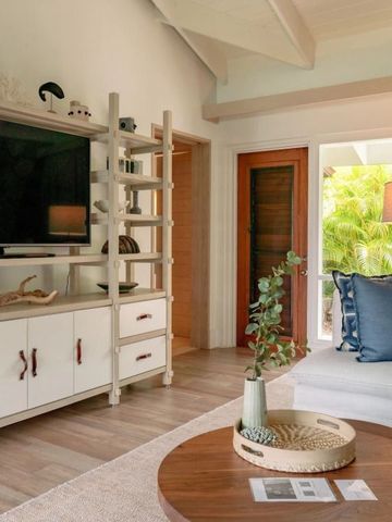 Helles Wohnzimmer mit moderner Einrichtung und großem Fernseher