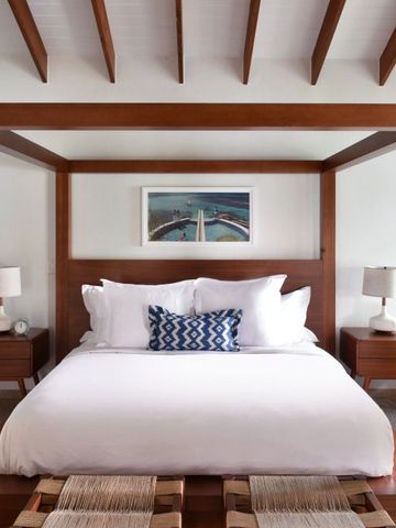 Elegantes Schlafzimmer mit Himmelbett und moderner Einrichtung