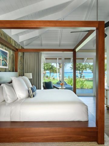 Geräumiges Schlafzimmer mit Meerblick und Holzdekor