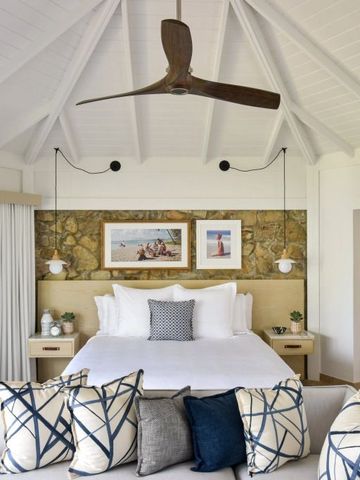 Helles Zimmer mit Steinwand und stilvollem Deckenventilator