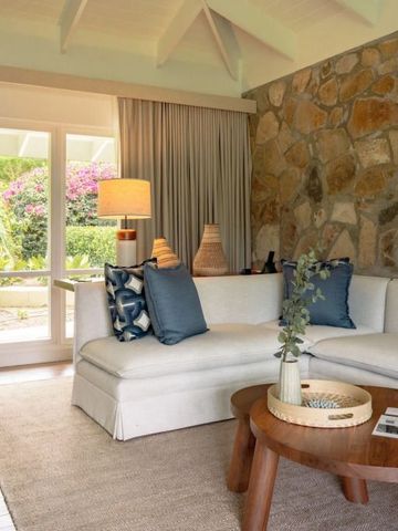 Gemütliche Sitzecke mit Sofas und Holztisch in einem hellen Raum