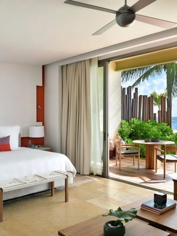 Lichtdurchflutetes Zimmer mit Terrasse und Meerblick ausgestattet mit modernen Möbeln