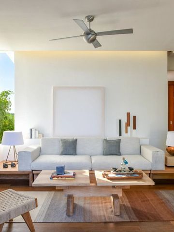 Moderner Wohnbereich mit stilvollen Möbeln und natürlichem Licht