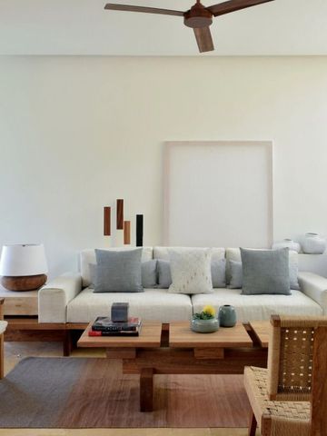 Elegantes Wohnzimmer mit modernem Dekor und komfortabler Sitzecke im Hotel.