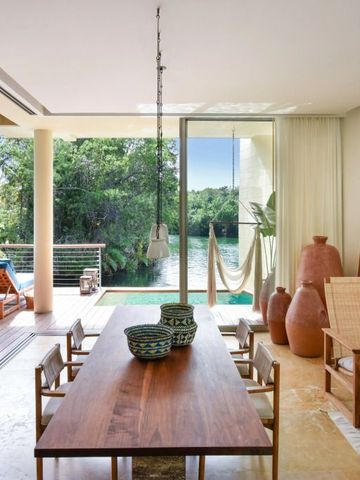 Wohnbereich in einer Villa mit Blick auf private Terrasse und Wasser.