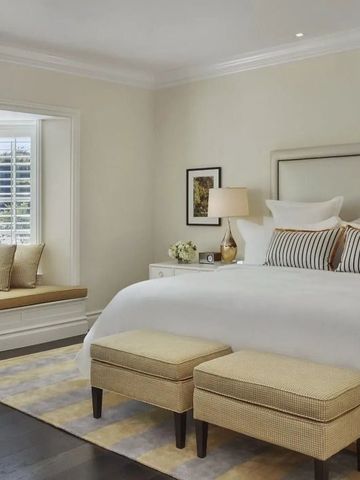 Helles Luxushotelzimmer mit großem Bett und charmantem Sitzbereich