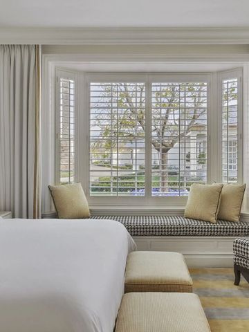 Luxuszimmer mit großem Fenster und gemütlicher Sitzecke