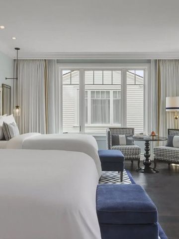 Elegantes Zimmer mit zwei Betten und klassischem Dekor