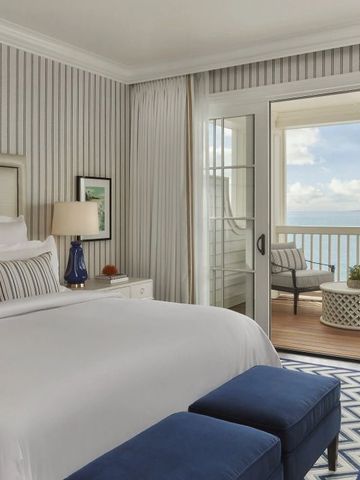 Luxuriöses Zimmer mit Balkon und Meerblick