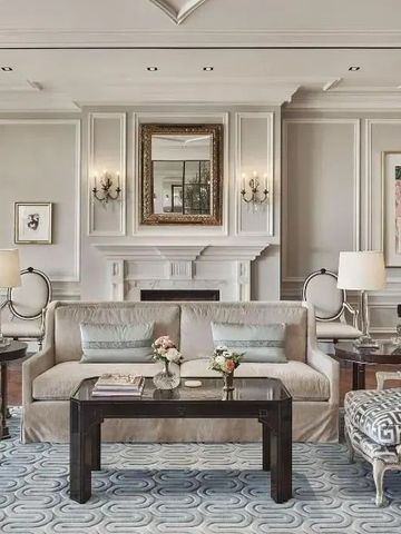 Stilvoller Wohnbereich mit Kamin und eleganten Sesseln