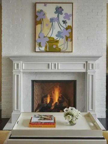 Eleganter Wohnbereich mit Kamin und moderner Kunst an der Wand