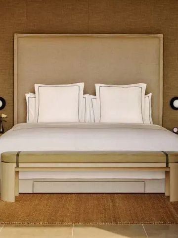 Elegantes Doppelbett in einem modernen Zimmer